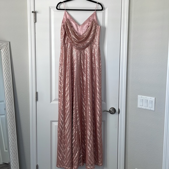 ✨NWOT✨ FLORENCE SEQUIN CHEVRON DRESS IN ROSE GOLD - Picture 4 of 5